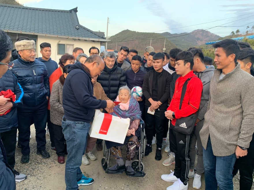 HLV Park Hang Seo tranh thủ chuyến tập huấn tại Hàn Quốc để về thăm mẹ già. 