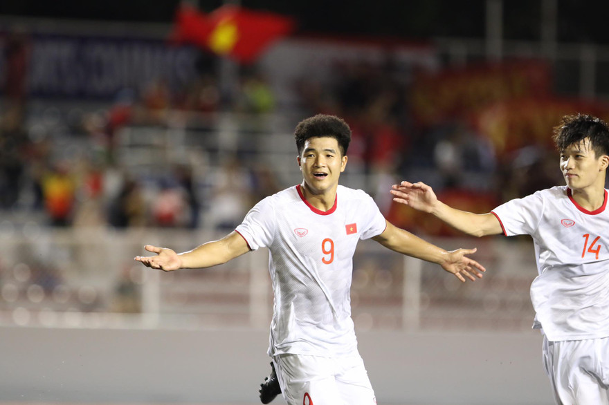 Hà Đức Chinh phải kiểm tra doping sau khi ghi bàn thắng cho U22 Việt Nam trước U22 Singapore. 