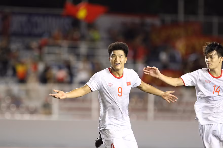 Hà Đức Chinh phải kiểm tra doping sau khi ghi bàn thắng cho U22 Việt Nam trước U22 Singapore. 