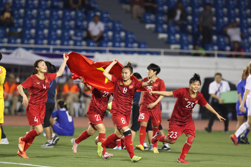 Đội tuyển nữ đã giành chiến thắng đầy quả cảm trước Thái Lan để giành HCV SEA Games 30.