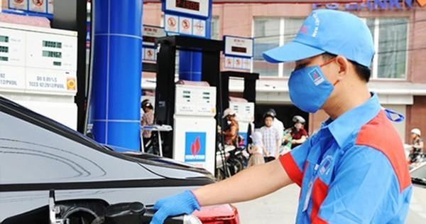 Cùng với việc trích mạnh sử dụng Quỹ Bình ổn giá xăng dầu, giá bán lẻ các mặt hàng xăng dầu giảm nhẹ từ 102 đồng – 162 đồng/lít, kg.