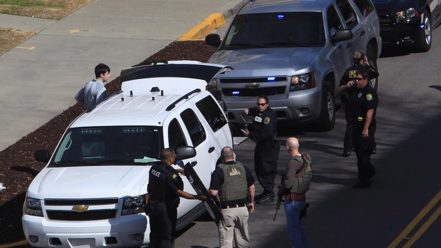 Cảnh sát tập trung tại khuôn viên trường Đại học. Ảnh: Yahoo News