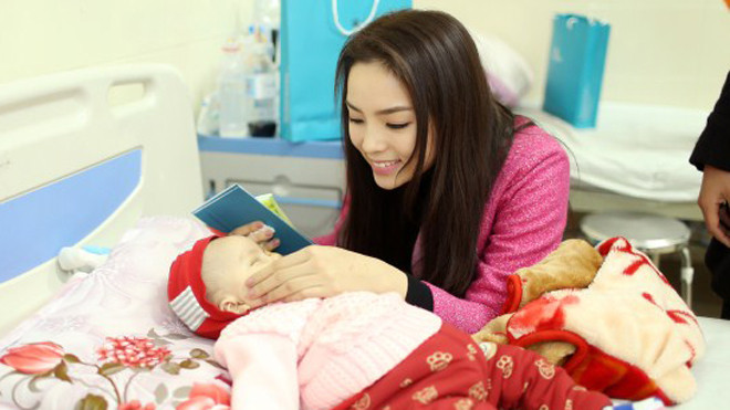 Hoa hậu Kỳ Duyên mang tết sớm cho các bệnh nhi