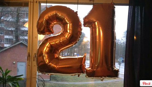 Bóng bay hình số 21 bị nhầm thành IS. Ảnh: UPI