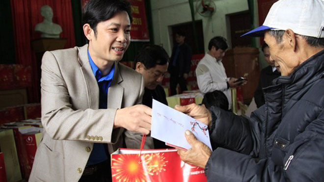 Tặng quà Tết cho người nghèo huyện Hà Trung