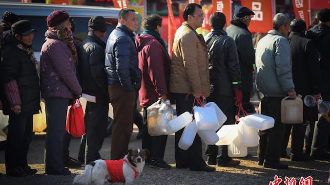 Hơn 5.000 người Trung Quốc xếp hàng mua xì dầu ăn Tết