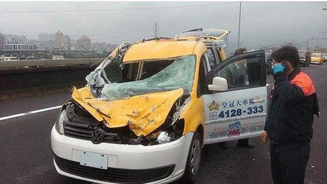 Chiếc taxi bị máy bay quét trúng. Ảnh: Focus Taiwan