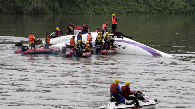 Đội cứu hộ nỗ lực cứu các nạn nhân