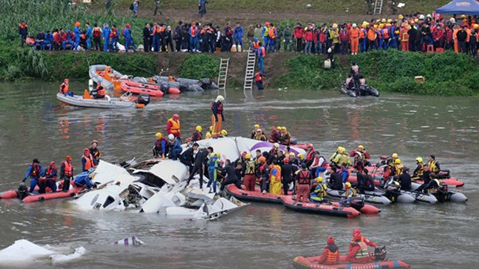 Lực lượng cứu hộ làm việc tại hiện trường