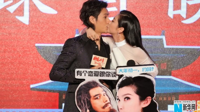 Lý Băng Băng “khóa môi” bạn diễn trên thảm đỏ