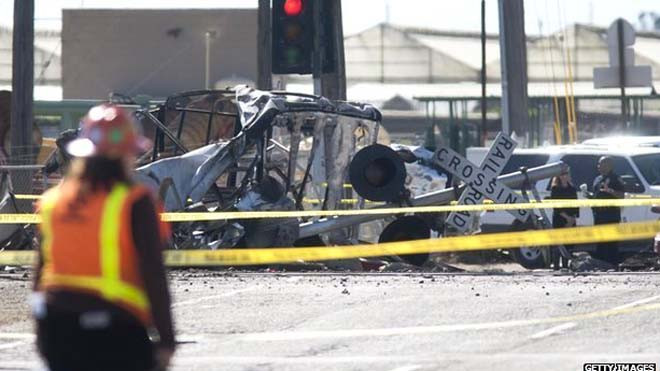 Tàu hỏa húc xe tải lật nghiêng, 28 người bị thương