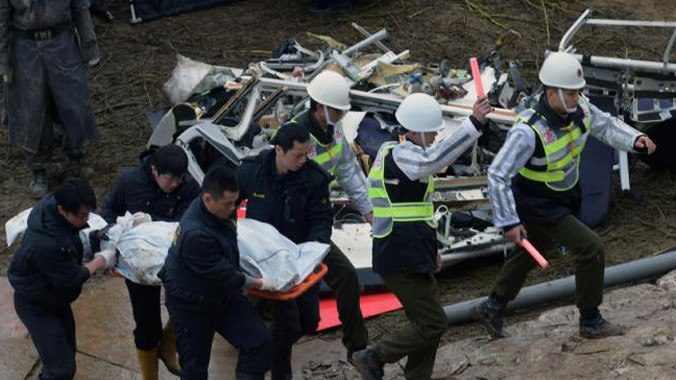 Thi thể một nạn nhân được đưa ra khỏi hiện trường. Ảnh: Yahoo News