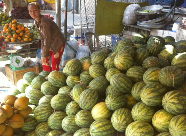 Mùng 3 Tết, nông dân ra ruộng, tiểu thương bám đường