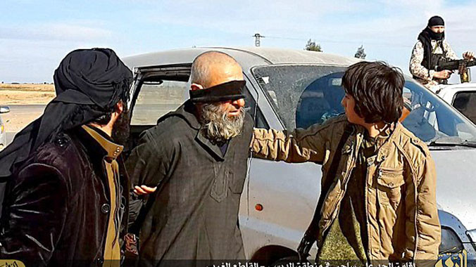 Chiến binh IS áp giải nạn nhân. Ảnh: Dailymail