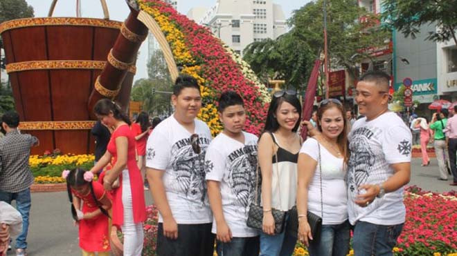 Du khách đổ xô tới Thảo Cẩm Viên vào mùng 3 Tết