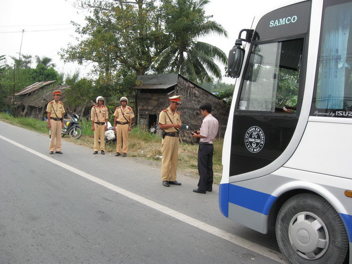 CSGT đường bộ có mặt trên quốc lộ.