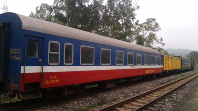 Tàu trật bánh trong đêm, hàng trăm hành khách 'nhảy' taxi về quê