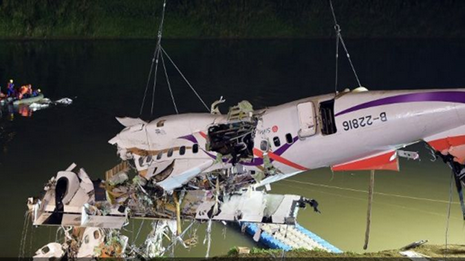 Một phần máy bay được trục vớt. Ảnh: Channel News Asia