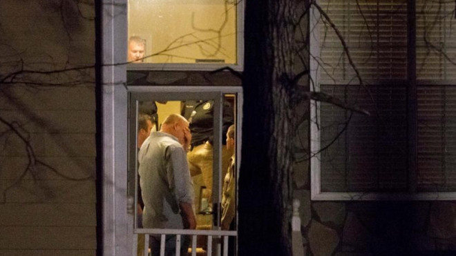 Cảnh sát có mặt bên trong ngôi nhà. Ảnh: Yahoo News