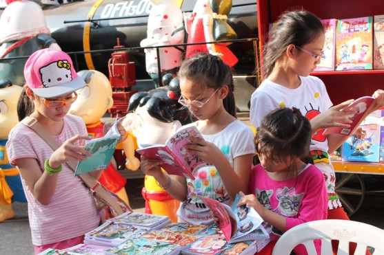 Độc đáo bản đồ Hoàng Sa – Trường Sa trong lễ hội đường sách