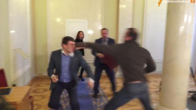 Hai nghị sỹ đánh nhau ngay tại đại sảnh Quốc hội. Ảnh: NyDaily News