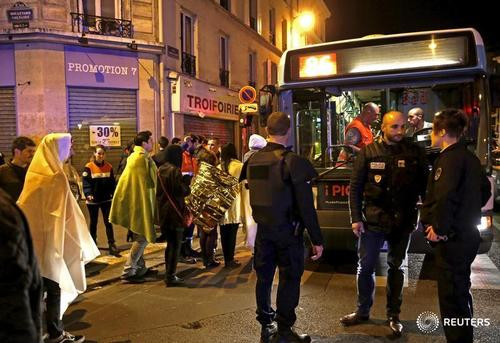 Cảnh sát Pháp ở gần khu vực nhà hát Bataclan