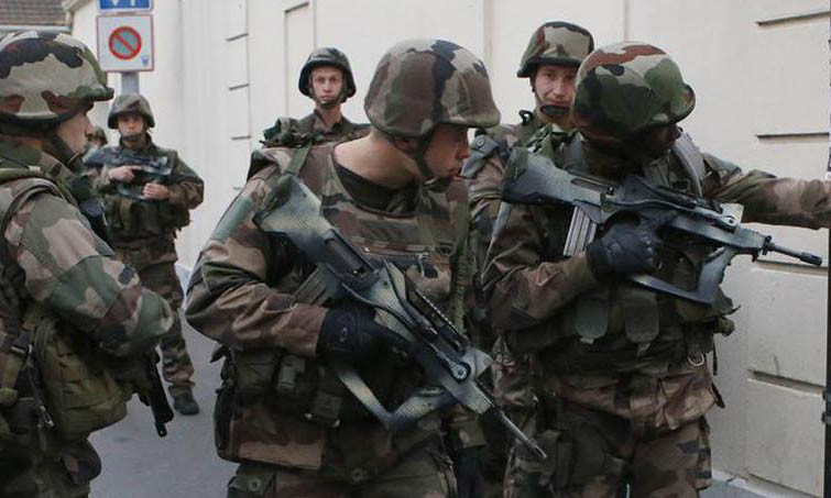 Cuộc đột kích diễn ra vào rạng sáng.