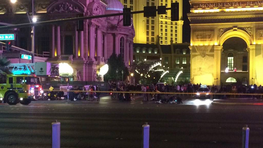 Một đoạn đường bị đóng cửa sau vụ tai nạn kinh hoàng