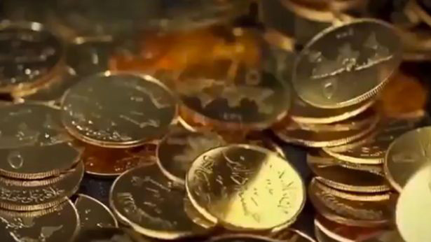 Những đồng tiền vàng chảy ra từ máy đúc