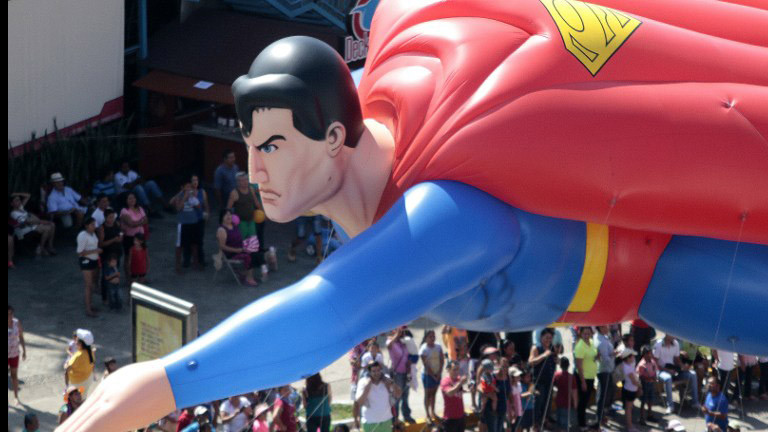 Quả bóng bay hình siêu nhân trong dịp Giáng sinh ở Acapulco, Guerrero state, Mexico hôm 25/12