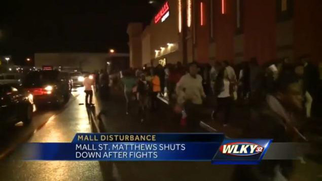 Bên ngoài trung tâm thương mại ở St. Matthews, Kentucky, Mỹ