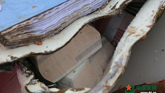 Nhiều cọc tiền được tìm thấy bên trong két sắt vị vỡ