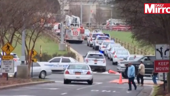 Xe cảnh sát bên ngoài trung tâm thương mại