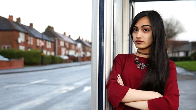 Zahra Sadiq bị đuổi khỏi xe bus vì trang điểm quá đậm