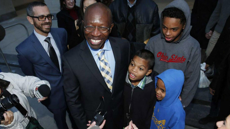 Ông Clarence Moses-EL cùng các cháu trong hôm được trả tự do