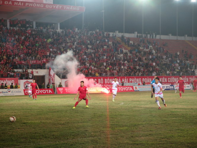 BTC sân Lạch Tray bị phạt 20 triệu đồng vì khán giả ném pháo sáng