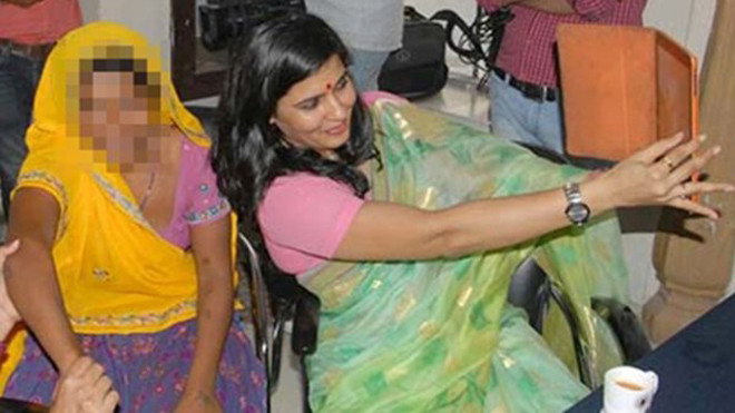 Hình ảnh cho thấy bà Somya Gurjar chụp ảnh 'tự sướng' cùng một nạn nhân hiếp dâm.