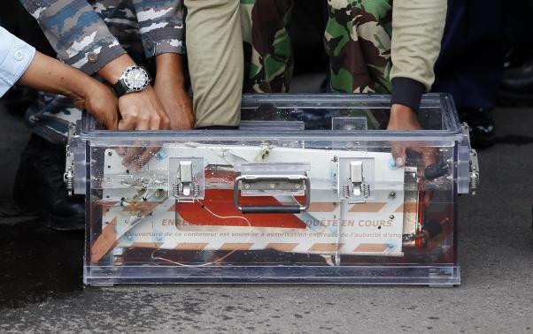 Thiết bị ghi dữ liệu hành trình của máy bay AirAsia được trục vớt hôm 12/1