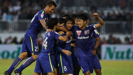 Các cầu thủ HA.GL ăn mừng trong trận đấu với Sanna Khánh Hoà