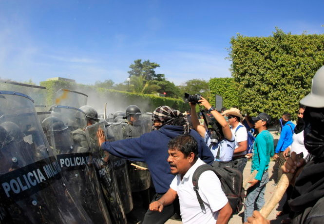 Người biểu tình nổi giận đụng độ cảnh sát.