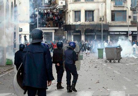 Cảnh sát đụng độ người biểu tình ở Algeria