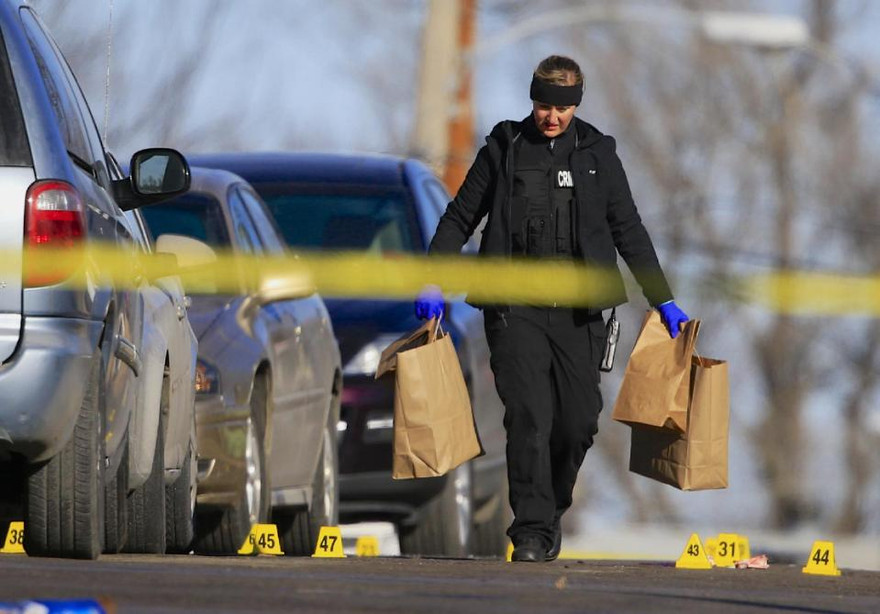 Cảnh sát thu thập chứng cứ từ hiện trường.