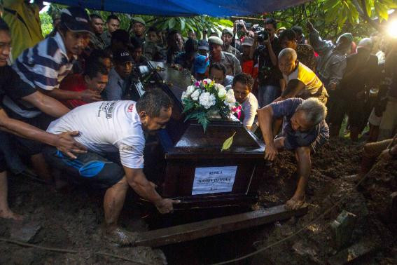 Người thân tiễn đủa nạn nhân đầu tiên 