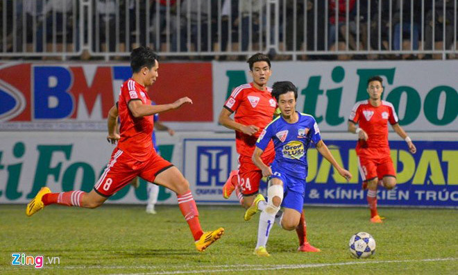 HA.GL (áo xanh) bị đánh đắm ngay trên sân nhà