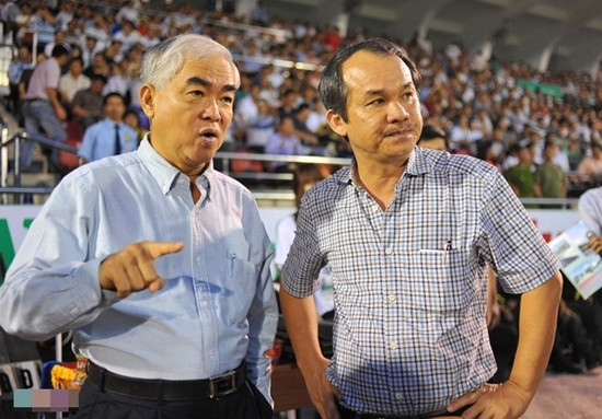 Bầu Đức (phải) với Chủ tịch VFF Lê Hùng Dũng