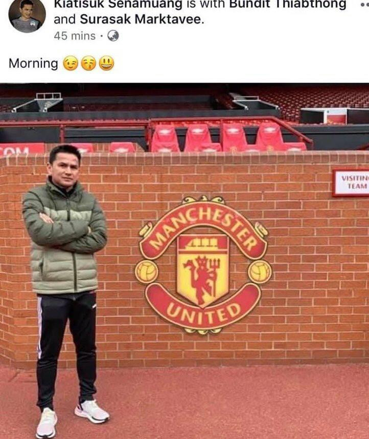 HLV Kiatisuk được cho là đang trêu đùa MU sau trận thua Liverpool 204 ở giải Ngoại hạng Anh. (ảnh FBNV)