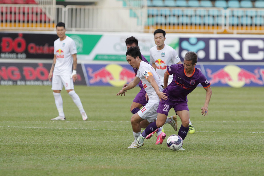 HAGL lỡ cơ hội giành trọn 3 điểm trước Becamex Bình Dương dù 2 lần dẫn trước đối thủ. (ảnh Phạm Tuấn)