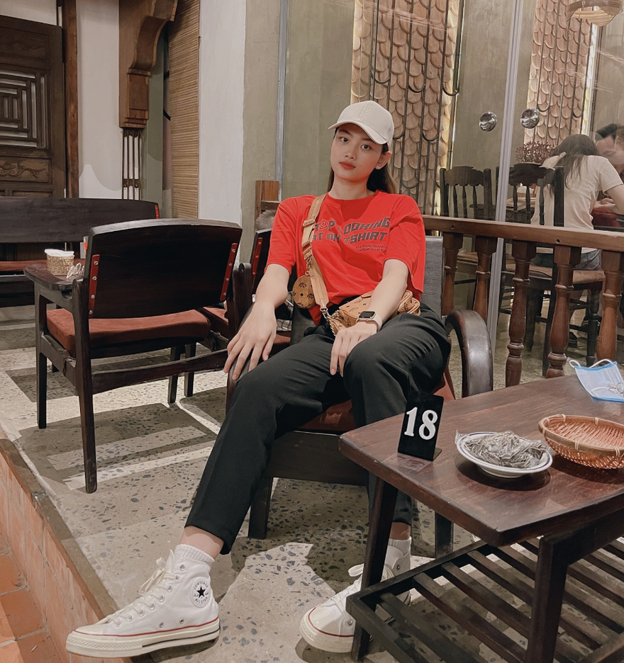 Thu Hoài được ví như hoa khôi của bóng chuyền Việt Nam với nét đẹp ngẩn ngơ người hâm mộ. (ảnh FBNV)