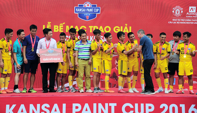 Cựu danh thủ M.U Dennis Irwin trao giải cho nhà vô địch