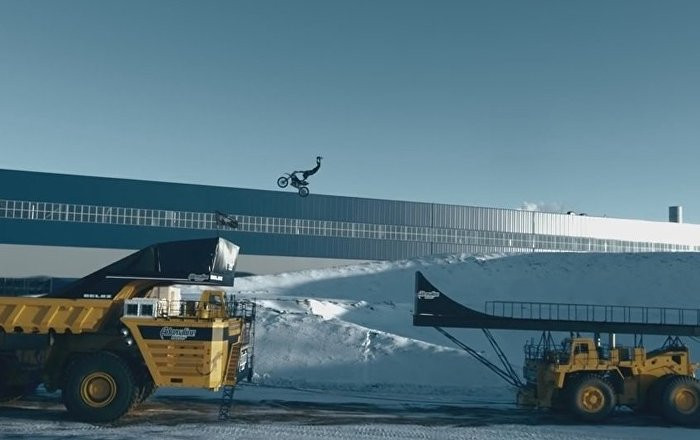 Tay đua Vladimir Yarygin tung người, phi xe qua 2 chiếc xe tải khổng lồ 